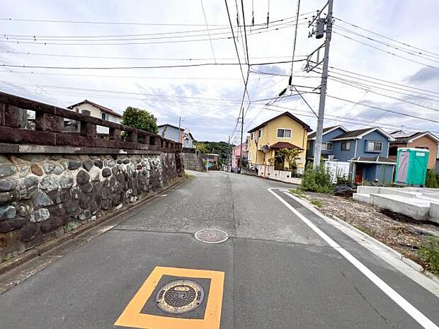 前面道路を含めた現地写真です。