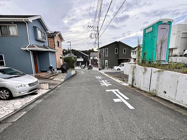 前面道路を含めた現地写真です。