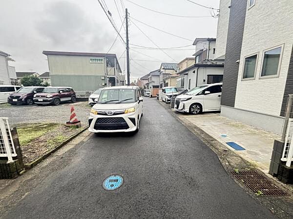 前面道路を含めた現地写真です。