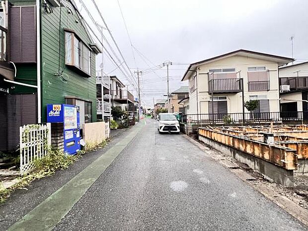 前面道路を含めた現地写真です。