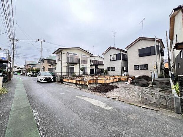 前面道路を含めた現地写真です。