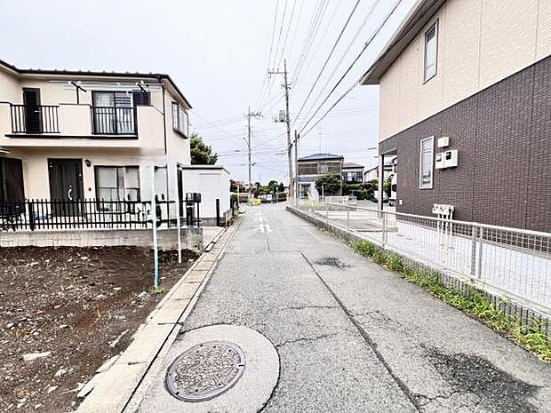 前面道路を含めた現地写真です。