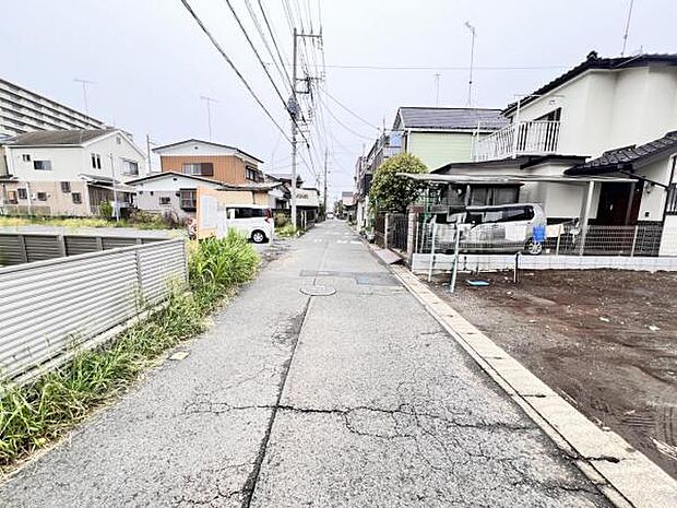 前面道路を含めた現地写真です。