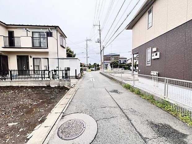 前面道路を含めた現地写真です。