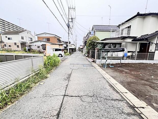 前面道路を含めた現地写真です。
