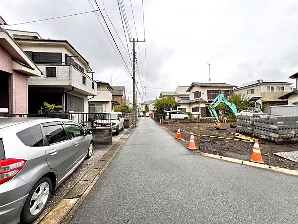 前面道路を含めた現地写真です。