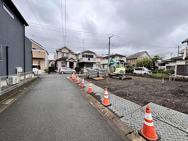 前面道路を含めた現地写真です。