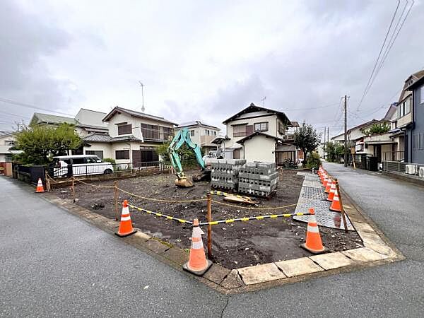 前面道路を含めた現地写真です。