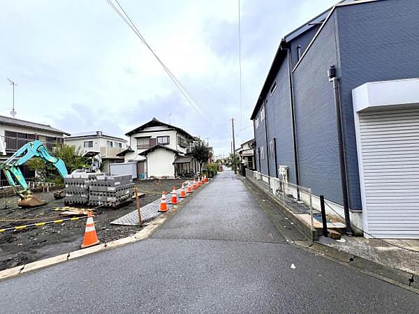 前面道路を含めた現地写真です。