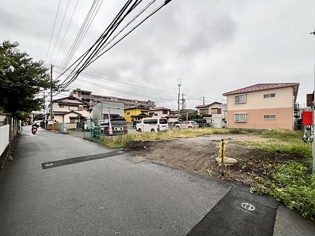 前面道路を含めた現地写真です。