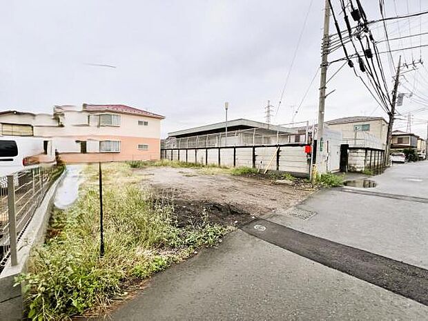 前面道路を含めた現地写真です。