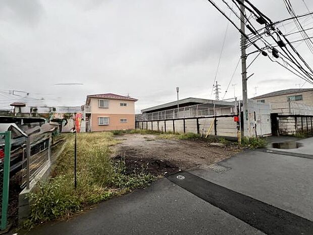 前面道路を含めた現地写真です。