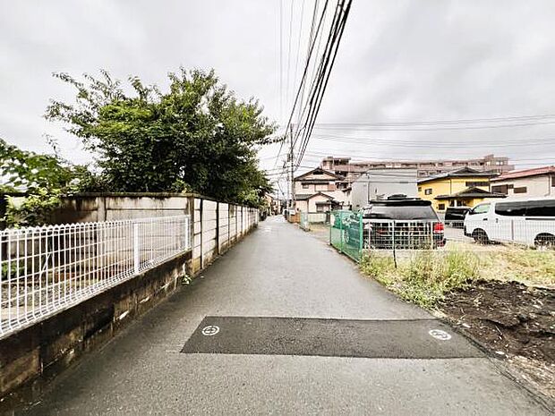 前面道路を含めた現地写真です。