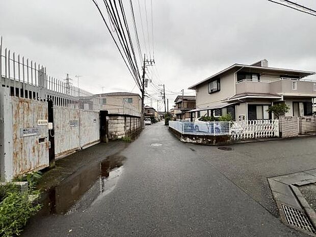 前面道路を含めた現地写真です。