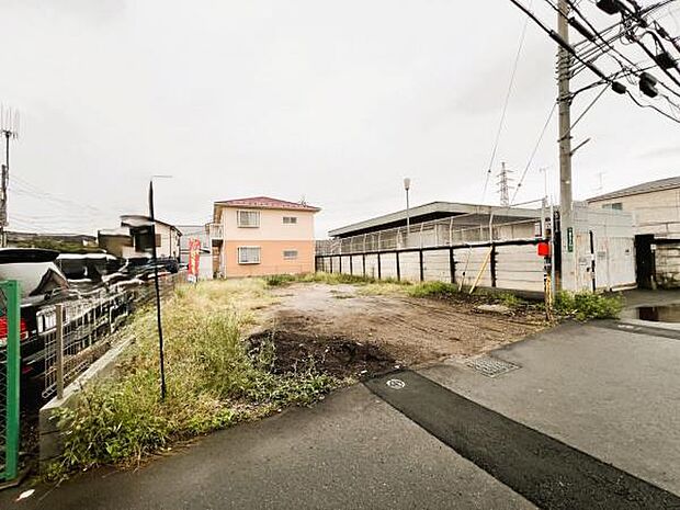 前面道路を含めた現地写真です。