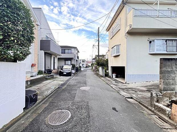 前面道路を含めた現地写真です。