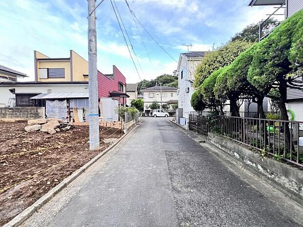前面道路を含めた現地写真です。