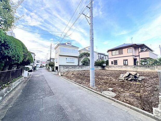 前面道路を含めた現地写真です。