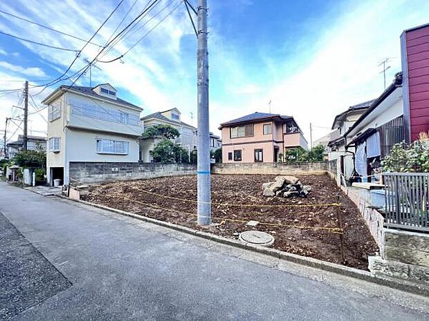 前面道路を含めた現地写真です。