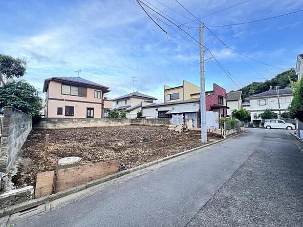 前面道路を含めた現地写真です。