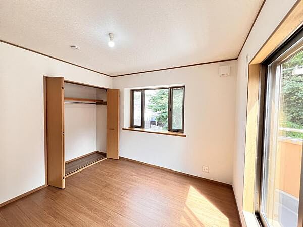 いつでもお部屋をスッキリお使い頂ける収納スペースを設置。