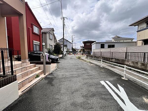 前面道路を含めた現地写真です。
