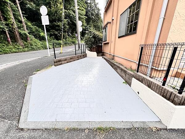 駐車場ももちろん完備しておりますのでお車所有の方にも心強いです。