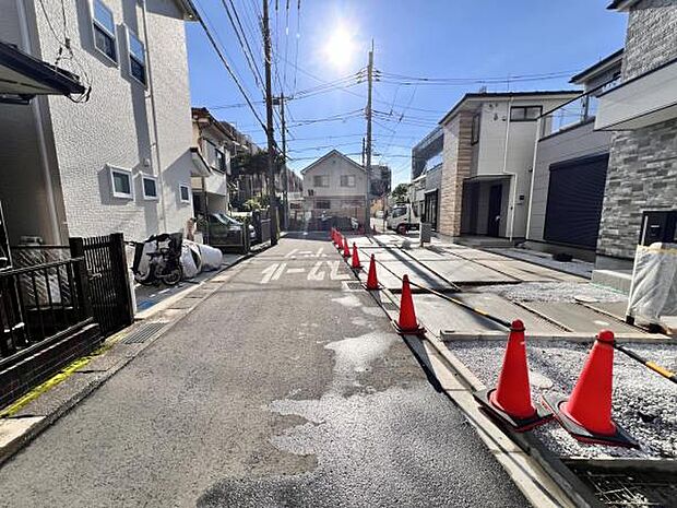 前面道路を含めた現地写真です。