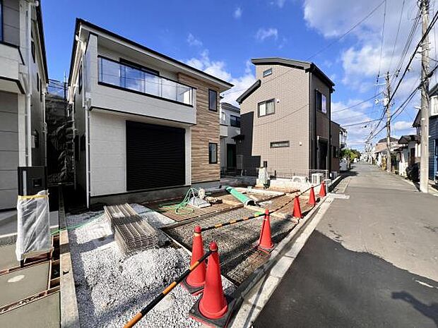 前面道路を含めた現地写真です。