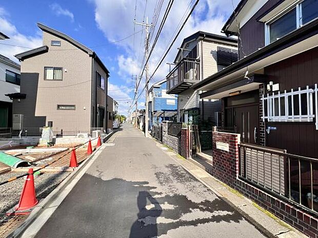 前面道路を含めた現地写真です。