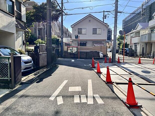 前面道路を含めた現地写真です。