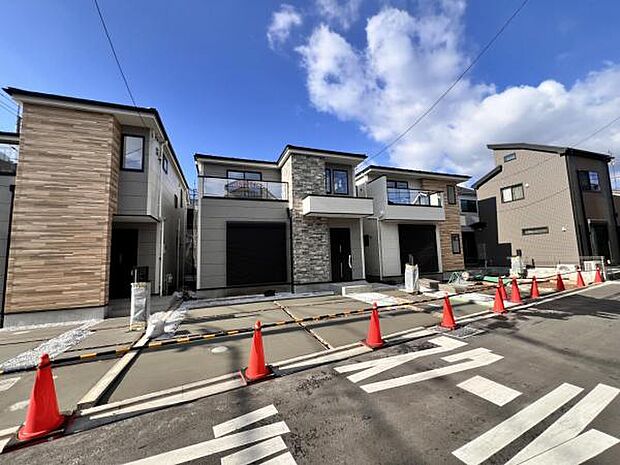 前面道路を含めた現地写真です。