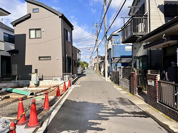 前面道路を含めた現地写真です。