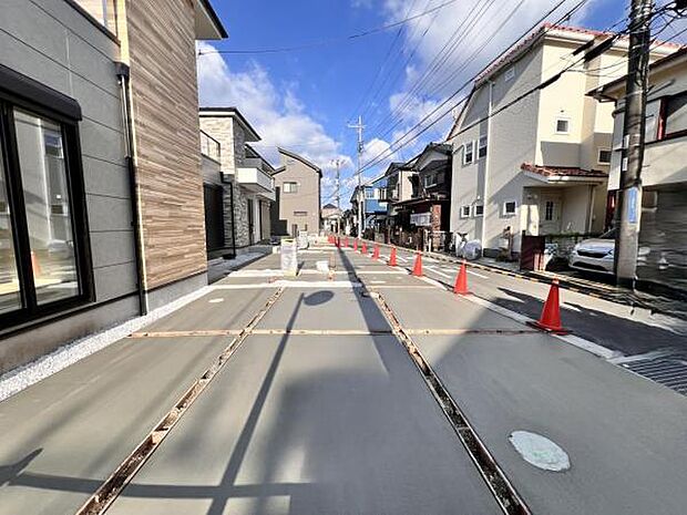前面道路を含めた現地写真です。