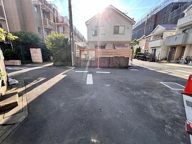 前面道路を含めた現地写真です。