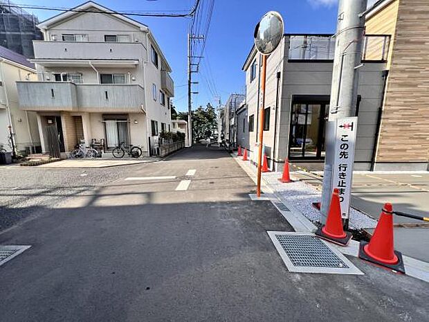 前面道路を含めた現地写真です。