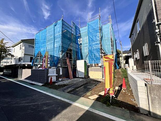 前面道路を含めた現地写真です。