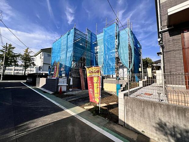 前面道路を含めた現地写真です。