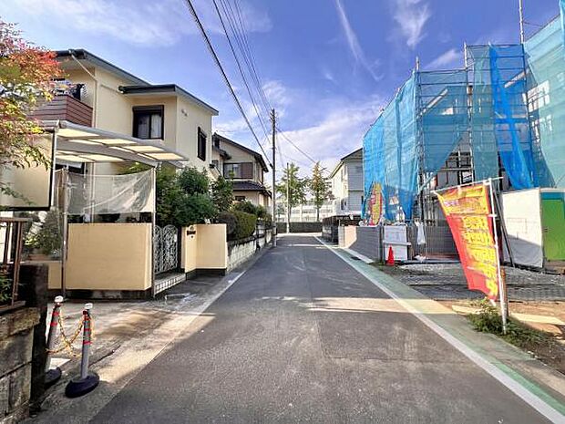 前面道路を含めた現地写真です。