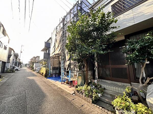 前面道路を含めた現地写真です。