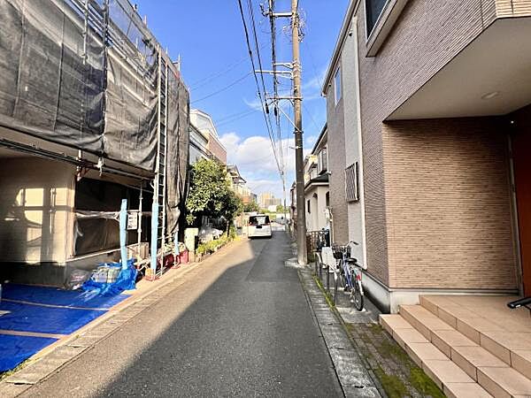 前面道路を含めた現地写真です。