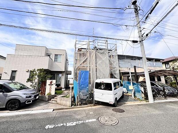 前面道路を含めた現地写真です。
