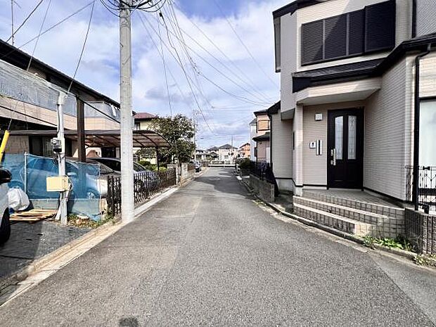 前面道路を含めた現地写真です。