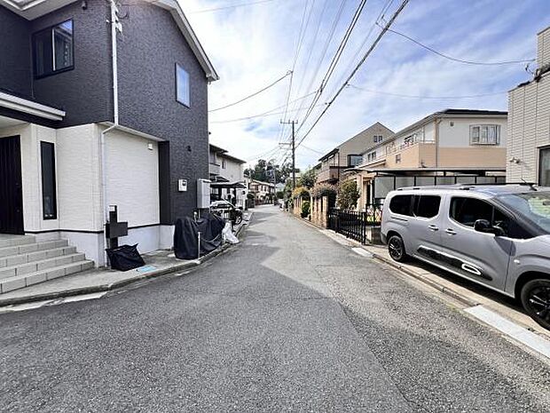 前面道路を含めた現地写真です。