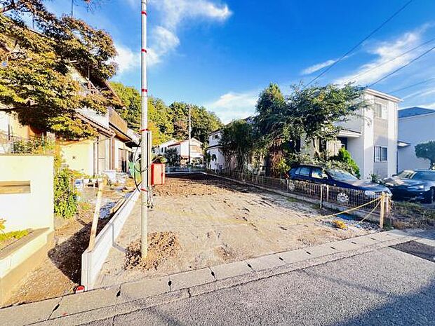 前面道路を含めた現地写真です。