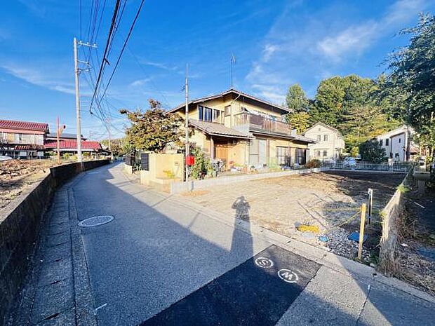 前面道路を含めた現地写真です。