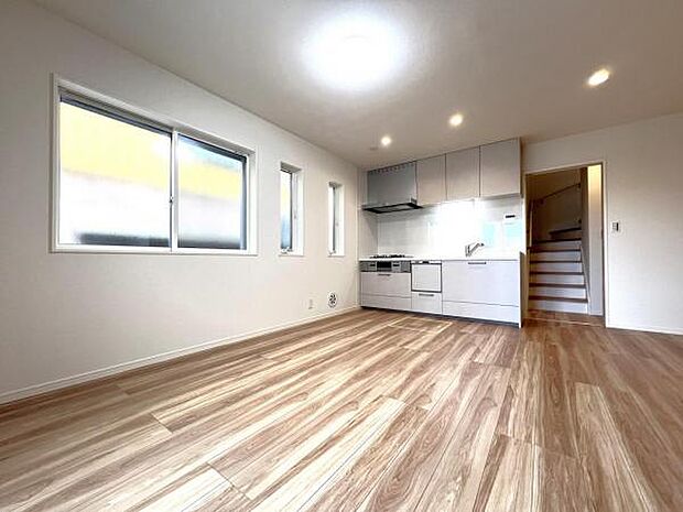 リビングダイニングになります。ご家族そろっての素敵な空間になりそうですね。