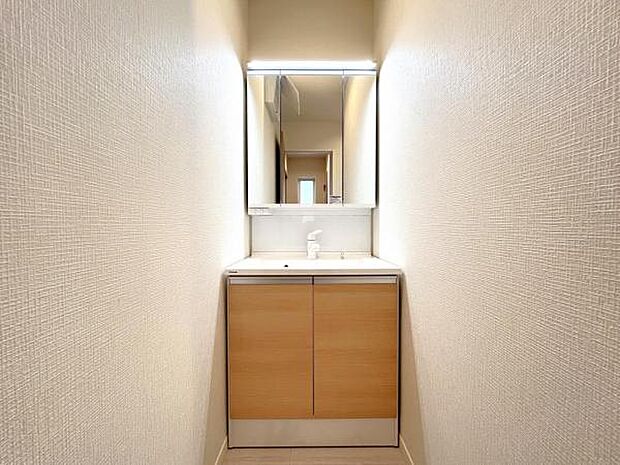 洗面化粧台です。朝の身支度から1日が始まります。