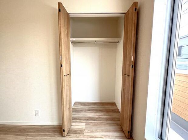 いつでもお部屋をスッキリお使い頂ける収納スペースを設置。