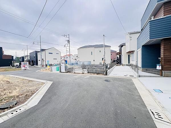 前面道路を含めた現地写真です。